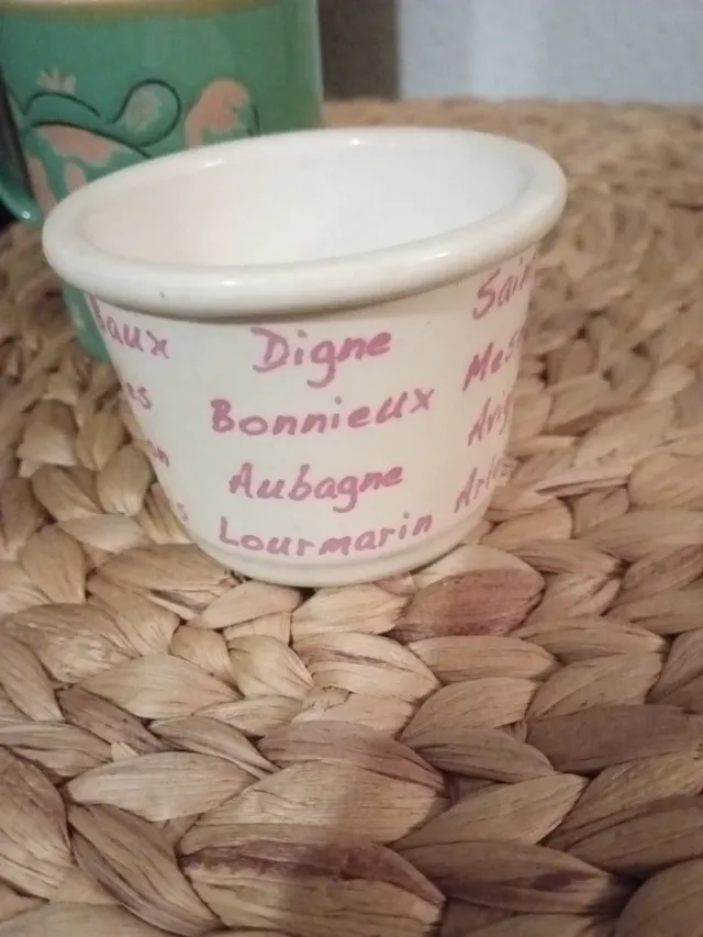 Taza y maceta decoradas