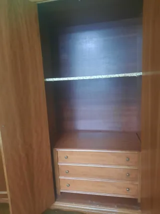 Armario de madera amplio