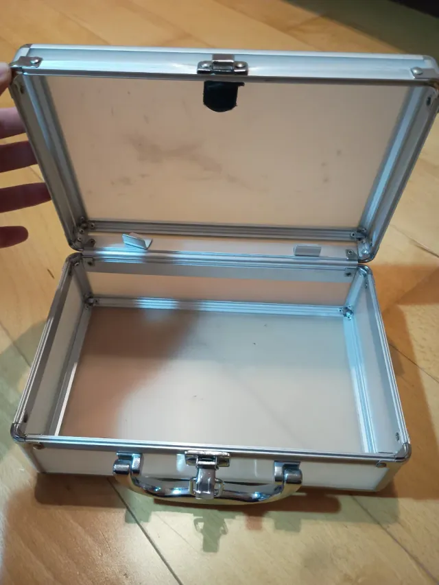 Maletín Metálico y Plástico 25x16x10 cm