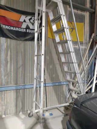 Escalera de almacén Sherpa