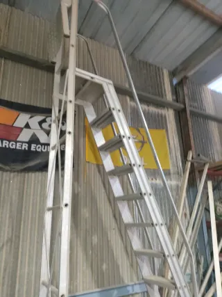 Escalera de almacén Sherpa