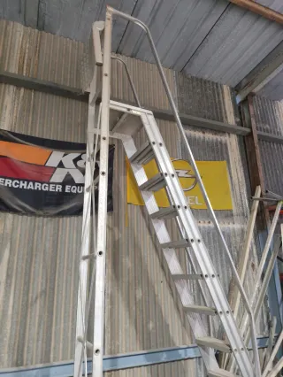 Escalera de almacén Sherpa