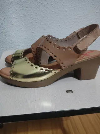 Sandalias de mujer marrones y doradas