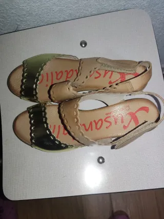 Sandalias de mujer marrones y doradas