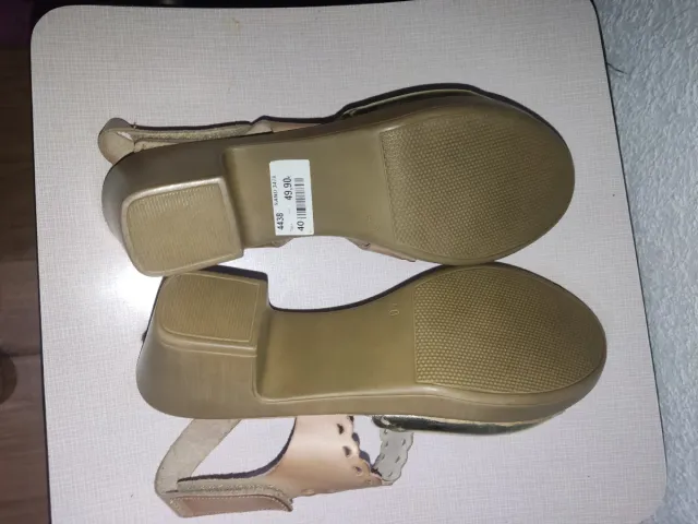 Sandálias femininas marrons e douradas