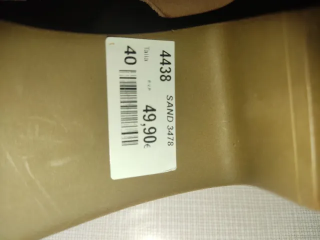 Sandálias femininas marrons e douradas