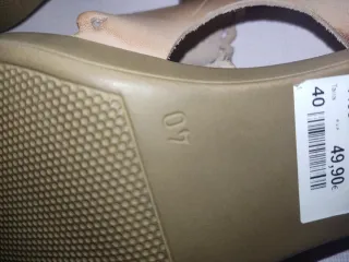 Sandalias de mujer marrones y doradas