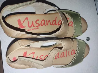 Sandalias de mujer marrones y doradas