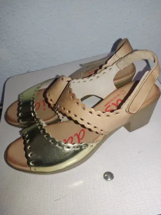 Sandalias de mujer marrones y doradas