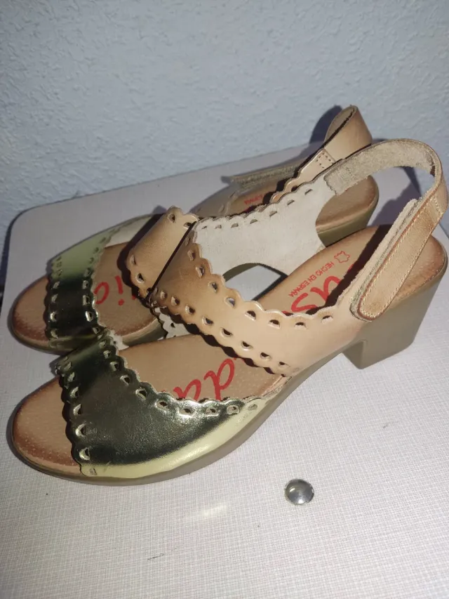 Sandálias femininas marrons e douradas