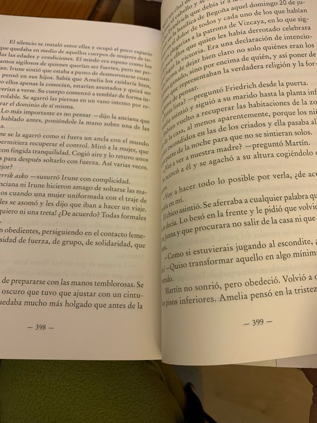 Lo Que Calla Tu Mirada/ What Your Eyes Are Hiding