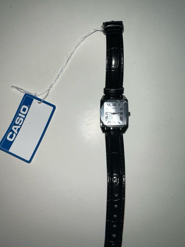 Reloj Casio Cuadrado Negro y Plateado