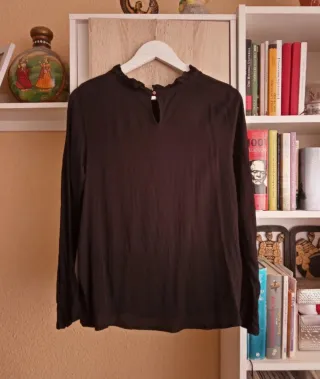 (L) Blusa negra con cuello volantes de s.Oliver