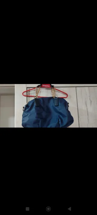 Bolso azul de tejido con cadena dorada