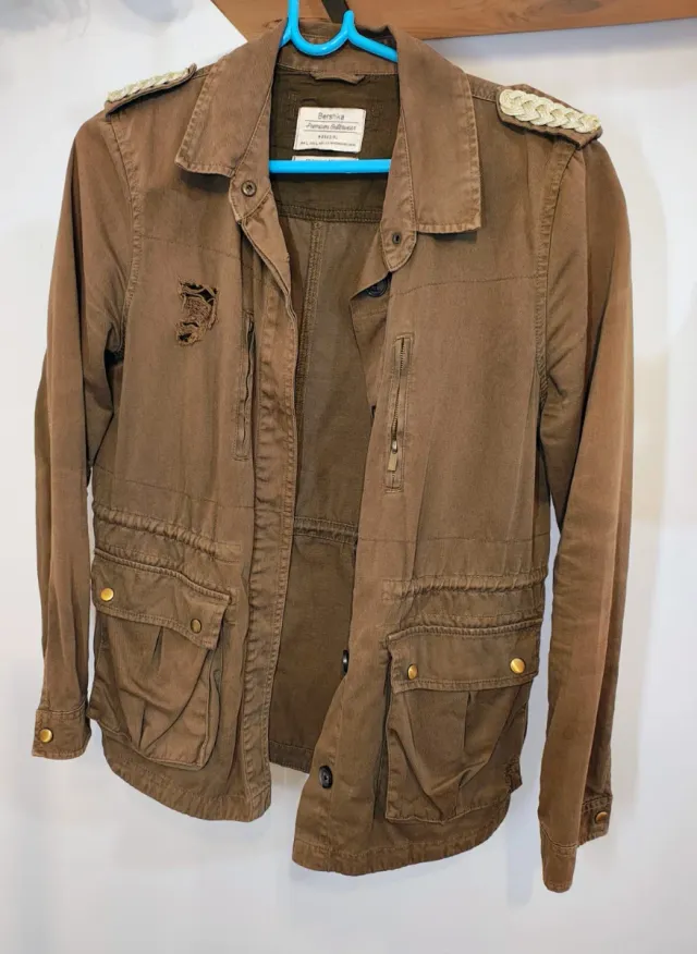 Chaqueta militar Bershka caqui