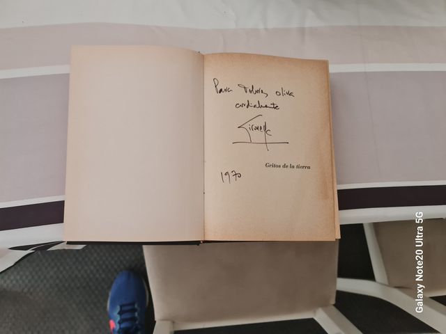 Libro Gritos de la Tierra firmado 1970