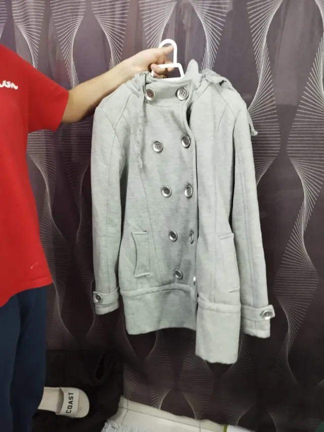 Chaqueta gris con botones