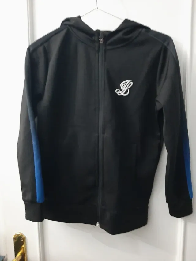 Sudadera negra con cremallera y franja azul