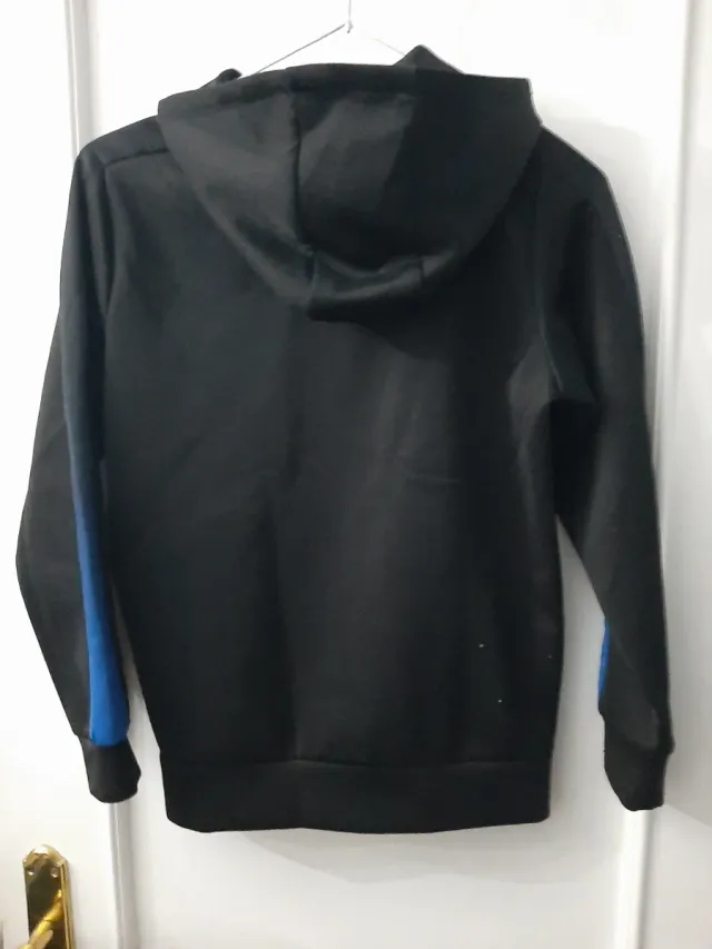 Sudadera negra con cremallera y franja azul