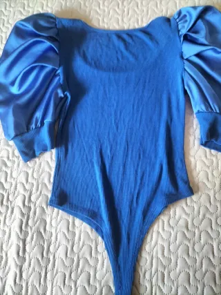 Body azul eléctrico manga abullonada