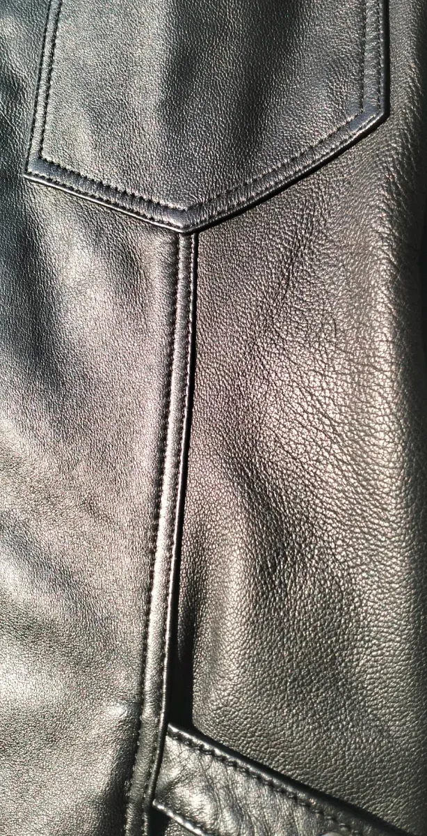 Cazadora de cuero negra