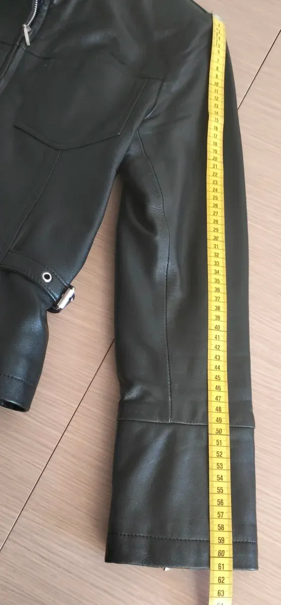 Cazadora de cuero negra