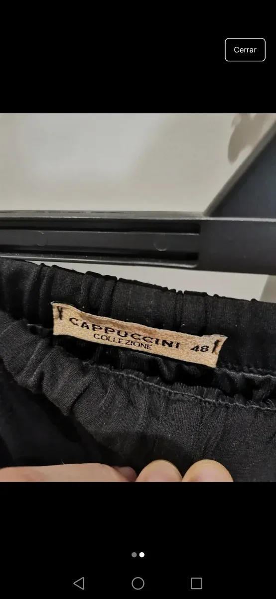 Falda negra por la rodilla, de Cappuccini