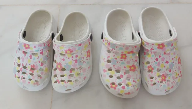 Zuecos blancos florales T29 y T31. Ideal gemelar.