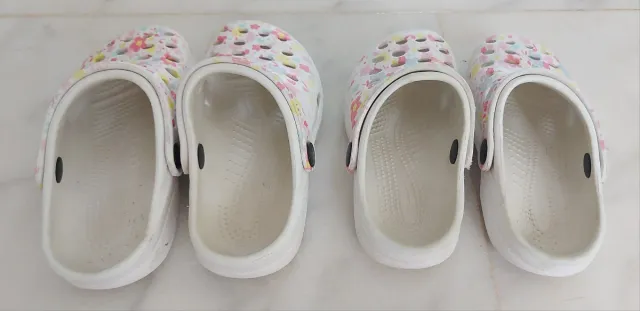 Zuecos blancos florales T29 y T31. Ideal gemelar.