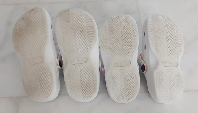 Zuecos blancos florales T29 y T31. Ideal gemelar.