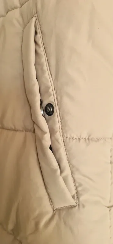 Chaleco acolchado beige crema con capucha