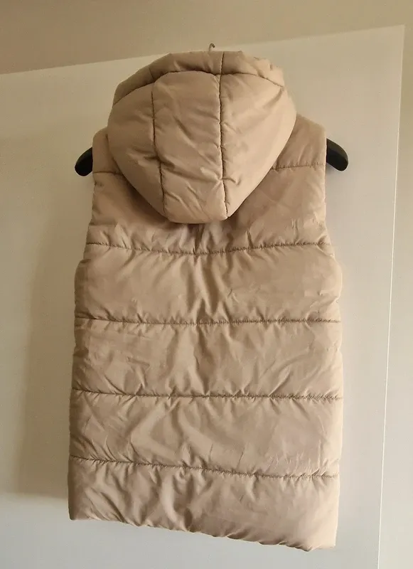 Chaleco acolchado beige crema con capucha
