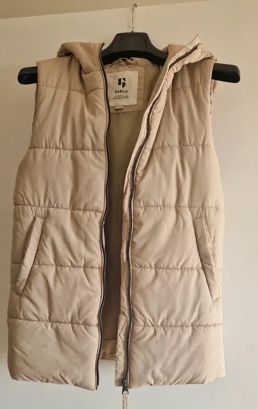 Chaleco acolchado beige crema con capucha