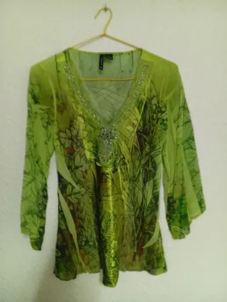 Blusa verde estampada con pedrería