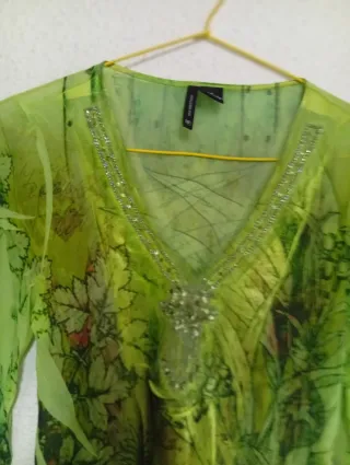Blusa verde estampada con pedrería