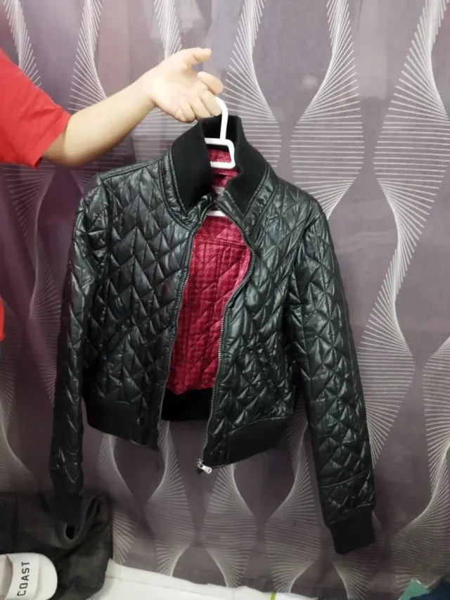 Chaquetita acolchada negra y roja