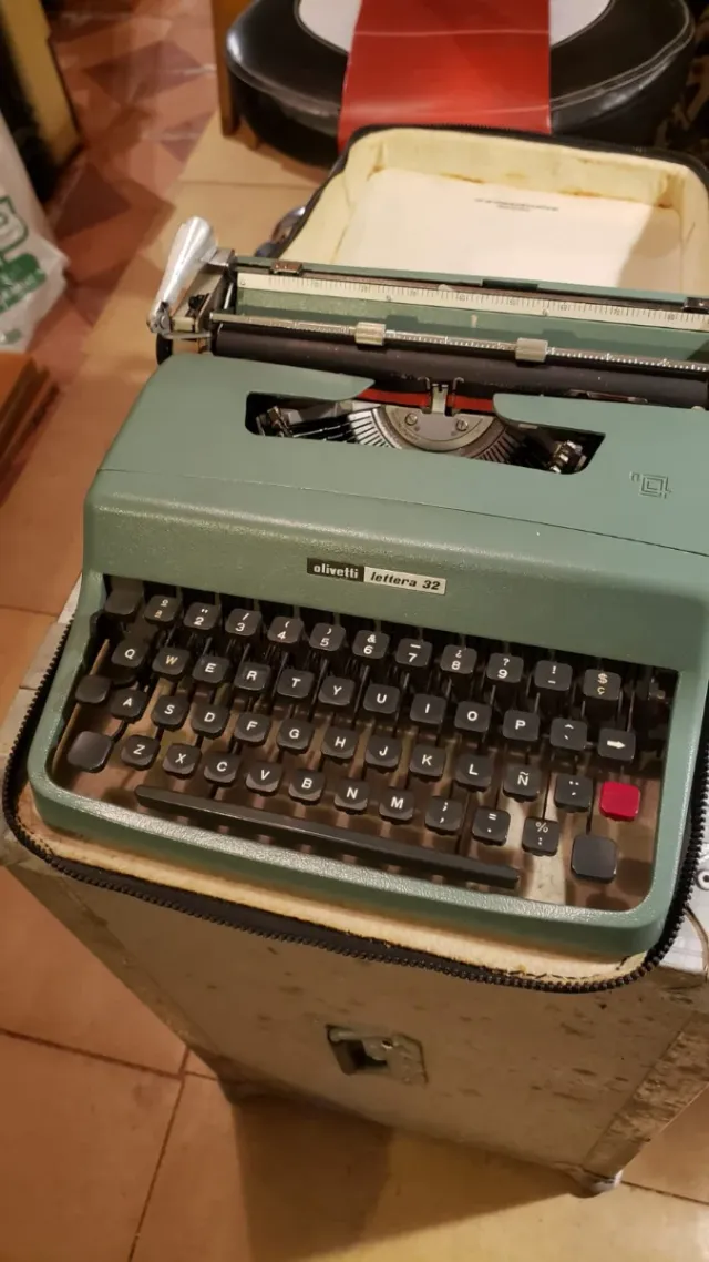 Máquina de escribir Olivetti Lettera 32 verde