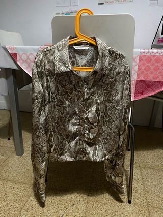 Camisa Stradivarius estampado serpiente