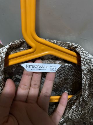 Camisa Stradivarius estampado serpiente