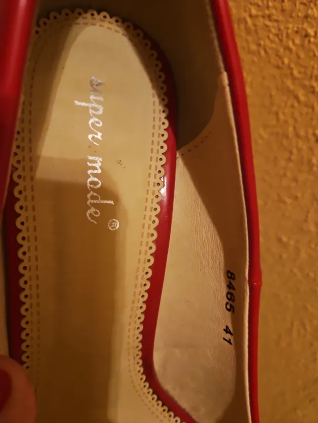 Zapatos de tacón rojos para mujer