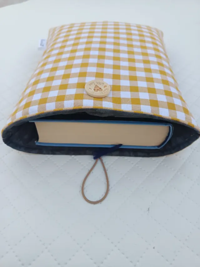 Funda de libro a cuadros amarilla y blanca