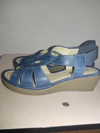 Sandalias azules de cuña para mujer