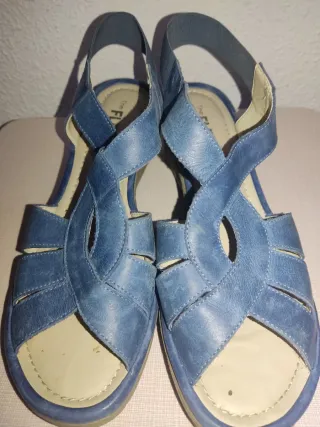 Sandalias azules de cuña para mujer