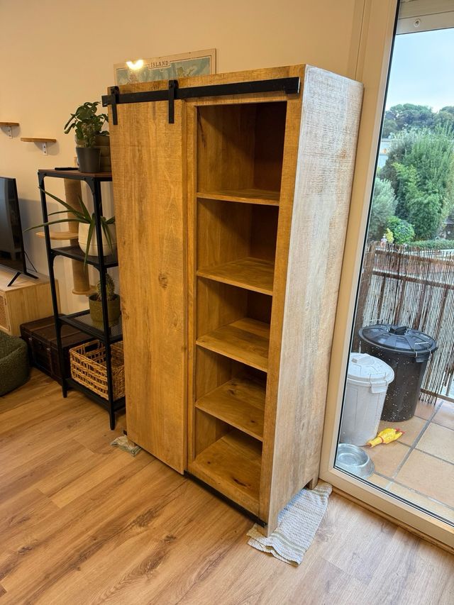 Guardaroba in legno massello con porta scorrevole