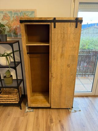 Guardaroba in legno massello con porta scorrevole