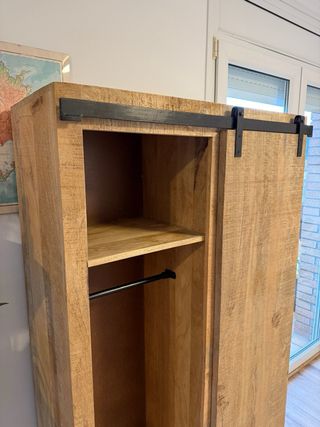 Guardaroba in legno massello con porta scorrevole