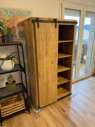 Guardaroba in legno massello con porta scorrevole