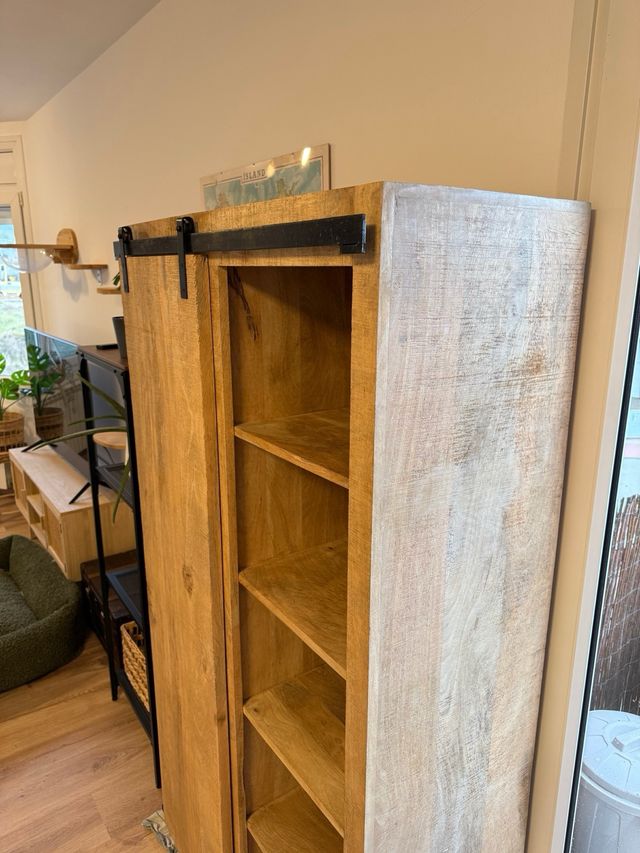 Guardaroba in legno massello con porta scorrevole