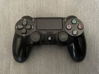 PS4 PlayStation + 1 mando + auriculares + 4 juegos