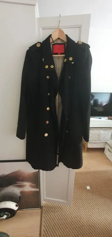 Abrigo Mango negro con botones dorados